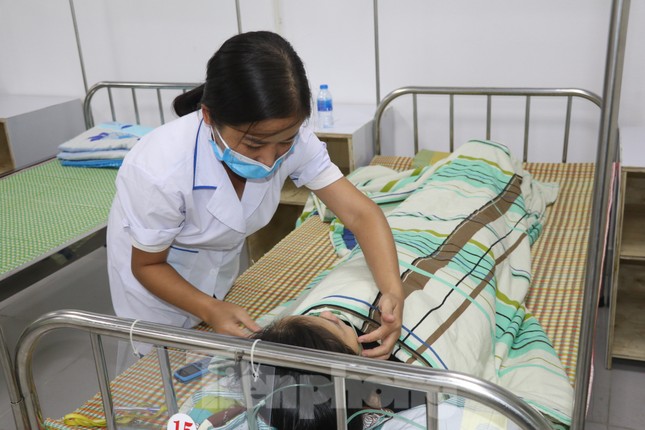 Binh chủng Hoá học vào cuộc vụ ngộ độc tập thể tại nhà máy giày da ảnh 1
