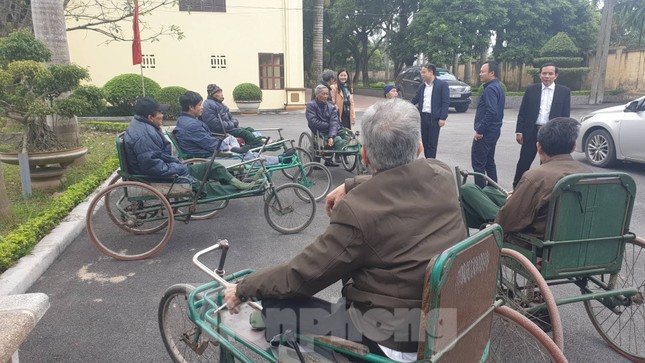 Báo Tiền Phong và Ngân hàng BIDV tri ân, tặng quà thương binh nặng tại Hà Nam ảnh 11