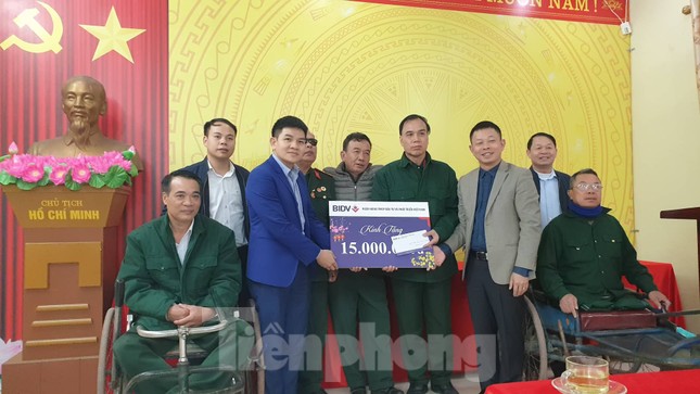 Báo Tiền Phong và Ngân hàng BIDV tri ân, tặng quà thương binh nặng tại Hà Nam ảnh 1