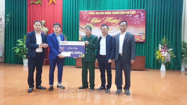Báo Tiền Phong và Ngân hàng BIDV tri ân, tặng quà thương binh nặng tại Hà Nam ảnh 2
