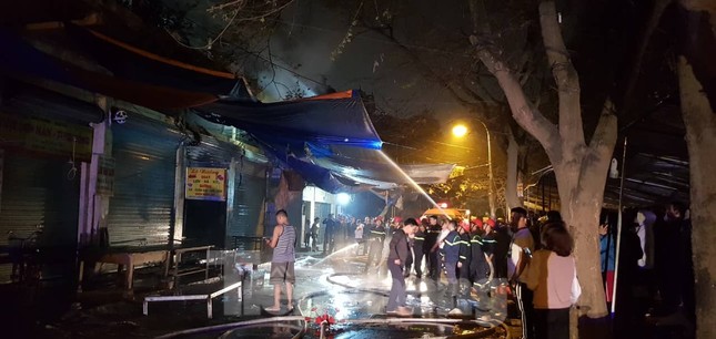 Cháy chợ trong đêm, hàng chục ki ốt bị thiêu rụi ảnh 6