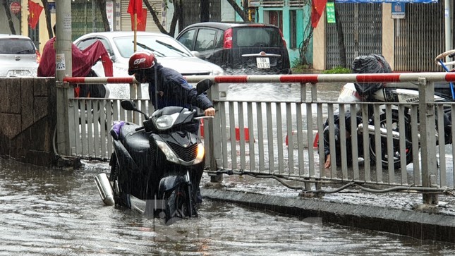Nam Định ngập sâu, người dân 'thúc thủ' trong nhà ngày mùng 1 Tết ảnh 2
