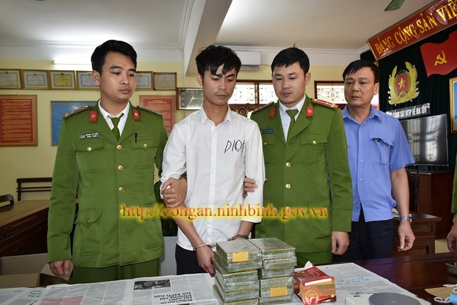 Đối tượng vận chuyển 12 bánh heroin âm tính với Covid-19 ảnh 3