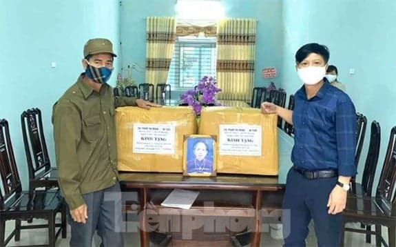 Mẹ liệt sĩ dùng tiền trợ cấp mua đồ phòng hộ, khẩu trang ủng hộ chống dịch ảnh 1