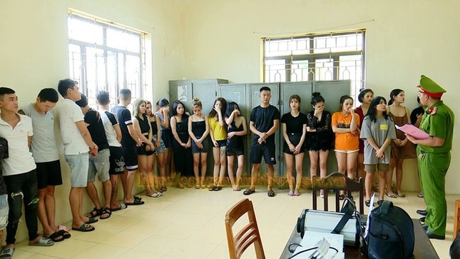 7 cô gái cùng nhóm bạn nam thuê nhà để thác loạn ma túy ảnh 1