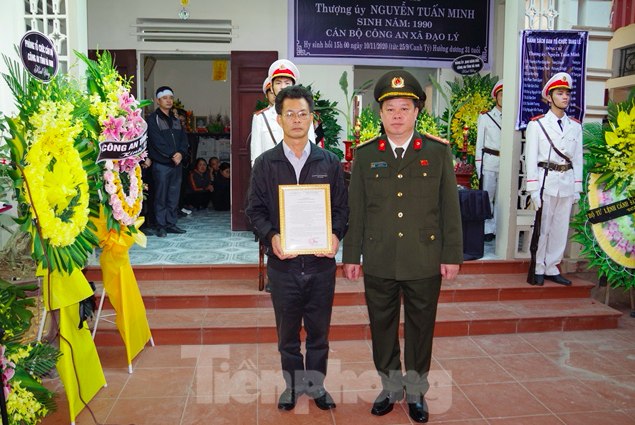 Truy thăng quân hàm, tổ chức trọng thể lễ tang chiến sỹ công an vừa hy sinh ảnh 2
