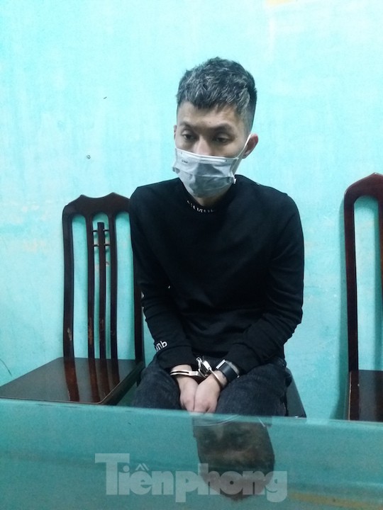 Giắt trong người súng K54 đã lên nòng đạn để đi buôn ma tuý ảnh 1