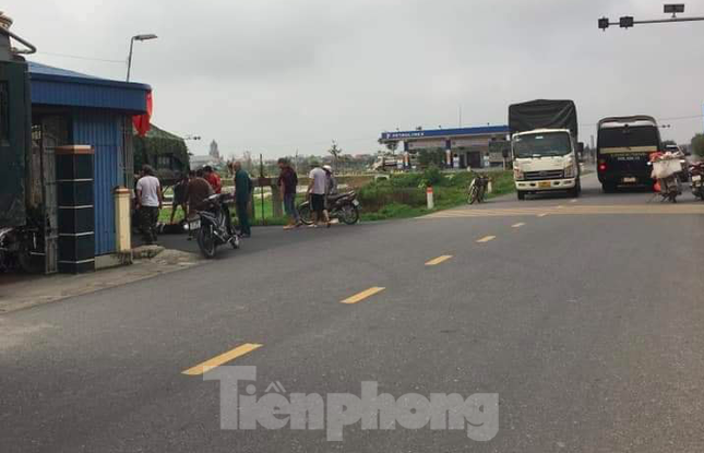 Xe máy va chạm với ô tô tải khiến nữ sinh lớp 8 tử vong, giáo viên nguy kịch ảnh 1