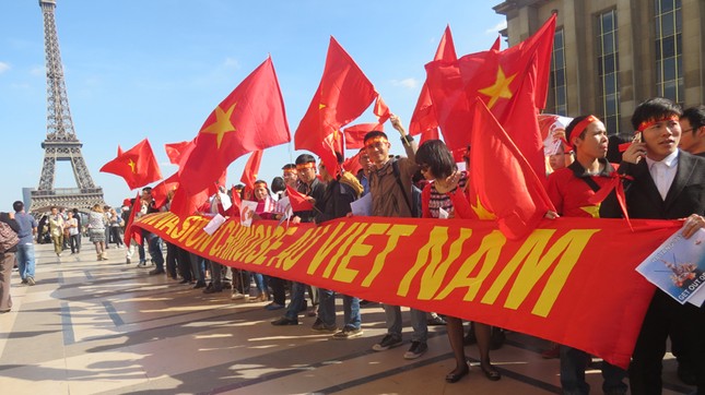 Biểu tình lớn tại Pháp phản đối Trung Quốc ảnh 1