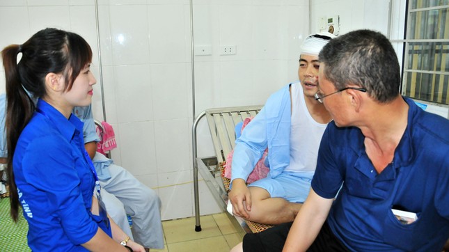 Sinh viên tình nguyện chăm sóc công nhân Trung Quốc ảnh 1
