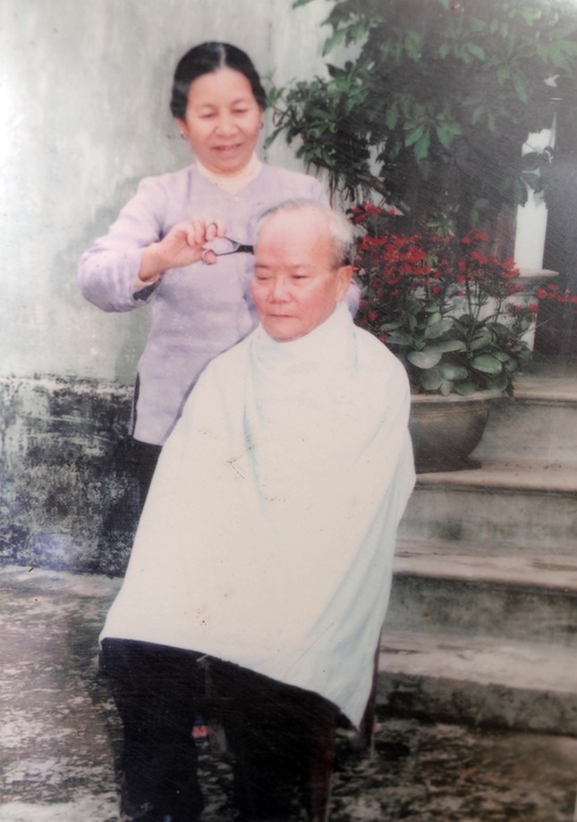 Người lính già với gần 3.000 bức ảnh về Bác Hồ ảnh 2