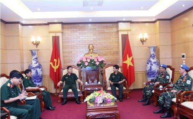 Hai sĩ quan mũ nồi xanh đầu tiên của Việt Nam trước giờ lên đường ảnh 1