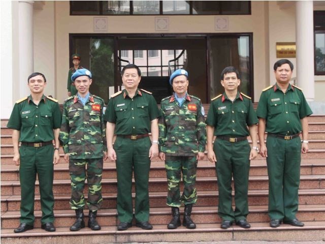 Hai sĩ quan mũ nồi xanh đầu tiên của Việt Nam trước giờ lên đường ảnh 2