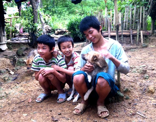 Những đứa trẻ sống giữa đại ngàn, nhìn thấy người chỉ cười và lắc ảnh 2
