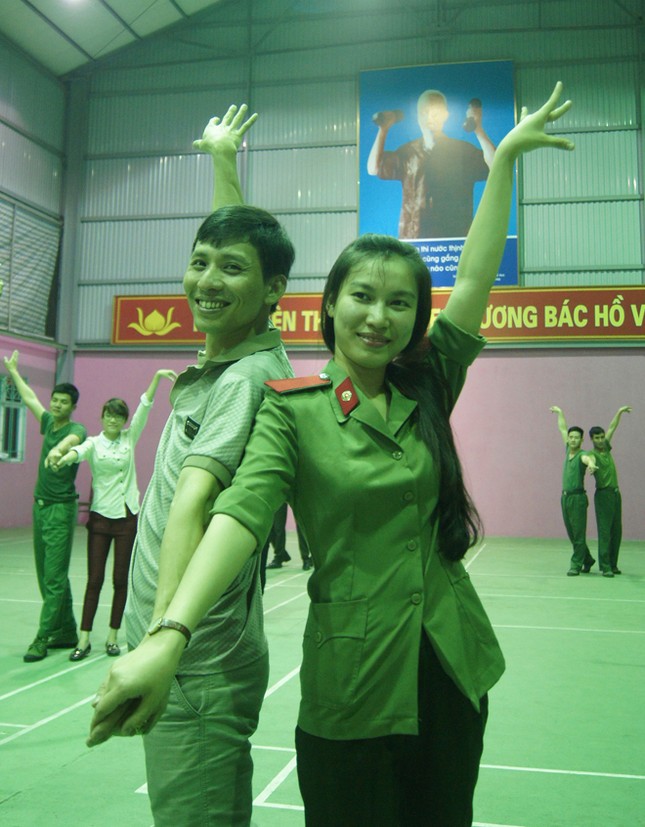 Khi Lính học khiêu vũ ảnh 1