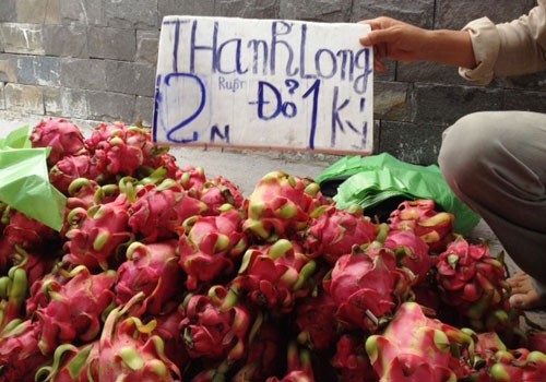 Trái cây giá rẻ dồn ứ chợ Sài Gòn ảnh 1