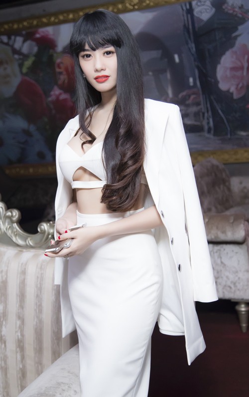 Linh Chi: 'Nhiều show hơn sau công khai nâng ngực' ảnh 1