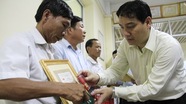 Tặng, truy tặng Huy hiệu Tuổi trẻ dũng cảm cho chiến sĩ vụ máy bay rơi ảnh 4
