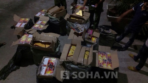 40 hành khách thót tim khi biết trên xe có 400 kg pháo ảnh 3