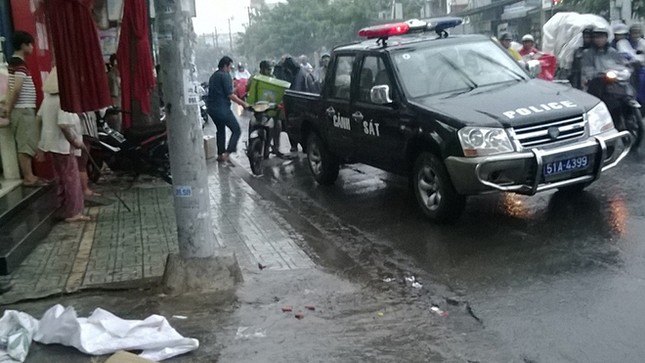 Truy sát giữa phố, nhân viên tiếp thị kẹo bị đâm chết tại chỗ ảnh 1