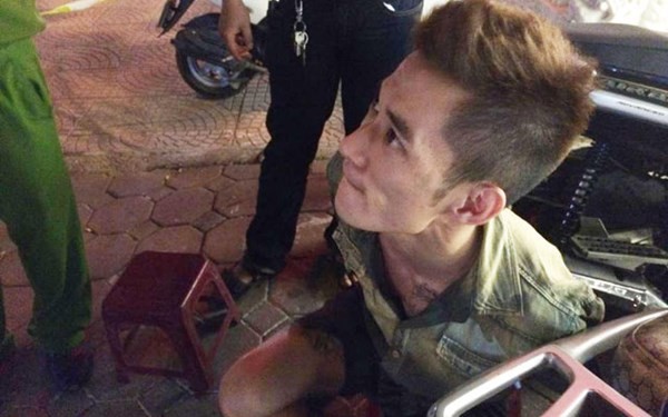 Đầu trần, dắt súng colt dạo phố gặp ngay 141 ảnh 1