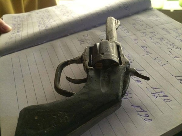 Đầu trần, dắt súng colt dạo phố gặp ngay 141 ảnh 2