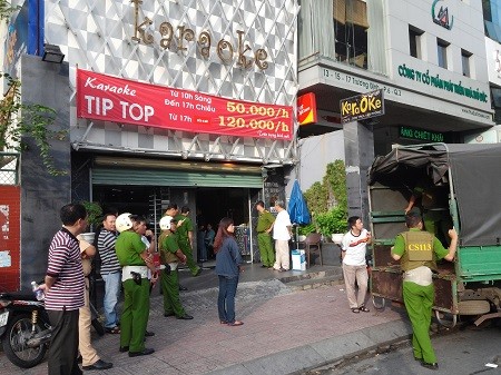 Hàng chục cảnh sát đột kích quán karaoke Tip Top ảnh 1