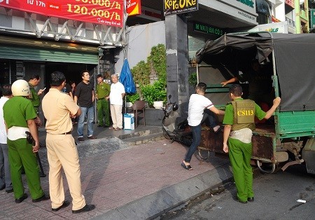 Hàng chục cảnh sát đột kích quán karaoke Tip Top ảnh 2