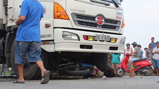 Xe máy 'đấu đầu' xe tải, hai người chết tại chỗ ảnh 2