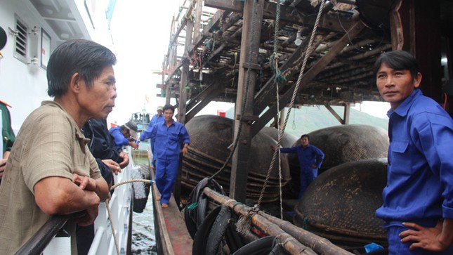Giải cứu tàu cá cùng 34 thuyền viên gặp nạn trên biển ảnh 4