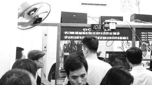 Uổng công xếp hàng chờ cấp đổi giấy phép lái xe? ảnh 1