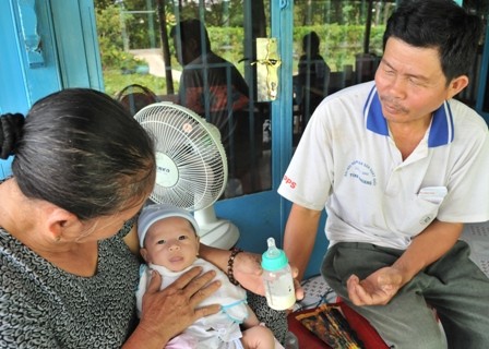 Gia đình mừng đầy tháng cho cháu bé bị văng khỏi bụng mẹ ảnh 10
