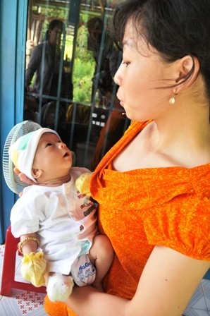 Gia đình mừng đầy tháng cho cháu bé bị văng khỏi bụng mẹ ảnh 1