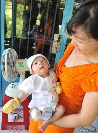 Gia đình mừng đầy tháng cho cháu bé bị văng khỏi bụng mẹ ảnh 4