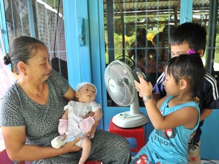 Gia đình mừng đầy tháng cho cháu bé bị văng khỏi bụng mẹ ảnh 9
