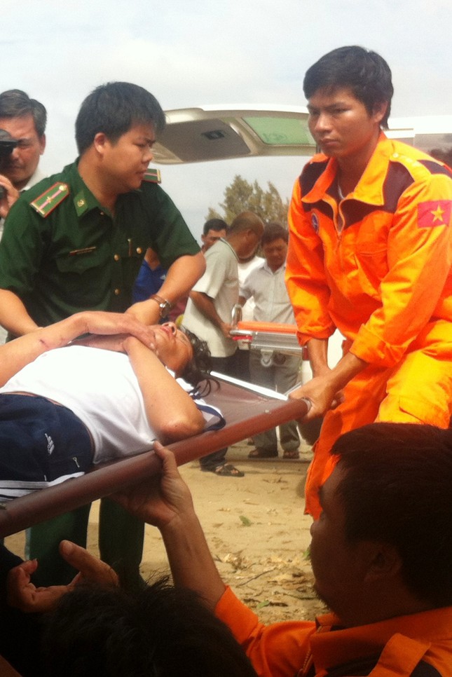 Ngư phủ tàu cá Bạc Liêu được cứu chữa tại Bệnh viện Năm Căn ảnh 1