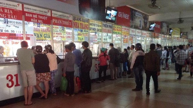 Bến xe, nhà ga Sài Gòn rộn ràng ngày giáp Tết ảnh 3