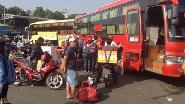 Bến xe, nhà ga Sài Gòn rộn ràng ngày giáp Tết ảnh 5