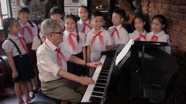 Hàng nghìn thiếu nhi hát “Ai yêu Bác Hồ Chí Minh hơn thiếu niên, nhi đồng” ảnh 1