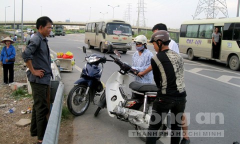 'Nghề lạ đời' kiếm bạc triệu mỗi ngày từ người vi phạm giao thông ảnh 1