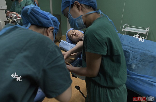 Tận thấy ca phẫu thuật nâng ngực của người mẫu Trung Quốc ảnh 4