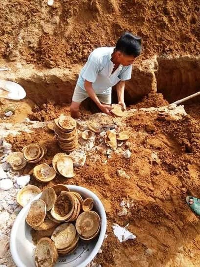 Đào móng nhà phát hiện cổ vật hàng trăm năm tuổi ảnh 1
