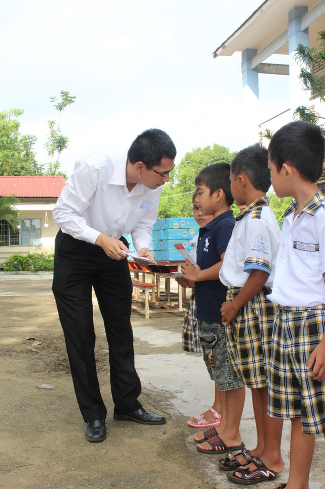 Báo Tiền Phong tặng quà, học bổng cho học sinh nghèo ảnh 2