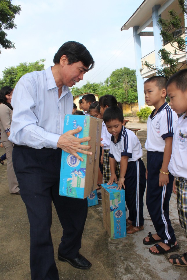 Báo Tiền Phong tặng quà, học bổng cho học sinh nghèo ảnh 3
