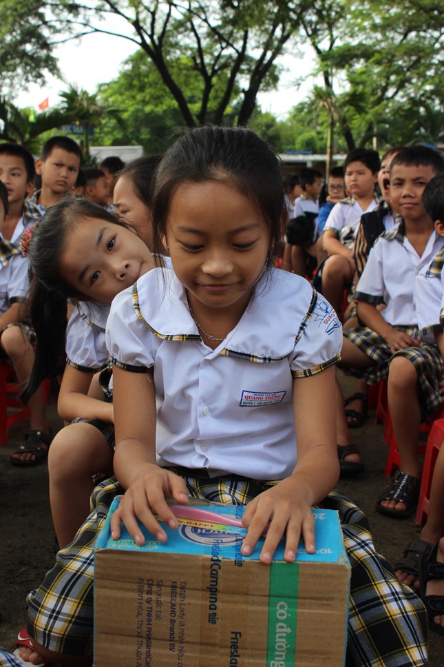 Báo Tiền Phong tặng quà, học bổng cho học sinh nghèo ảnh 4