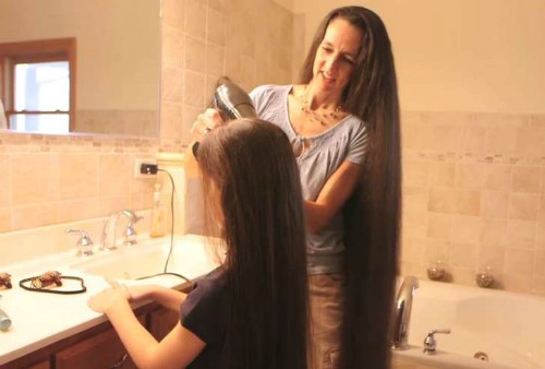 Bà mẹ và 3 cô con gái khiến thợ cắt tóc khóc thét vì thất nghiệp ảnh 2
