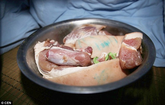 Liên tiếp phát hiện thịt lợn phát sáng xanh ảnh 1