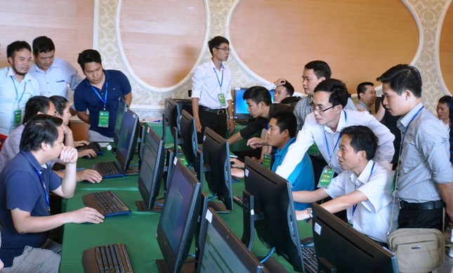 Bắt đầu dán thẻ thu phí không dừng cho ô tô ảnh 1
