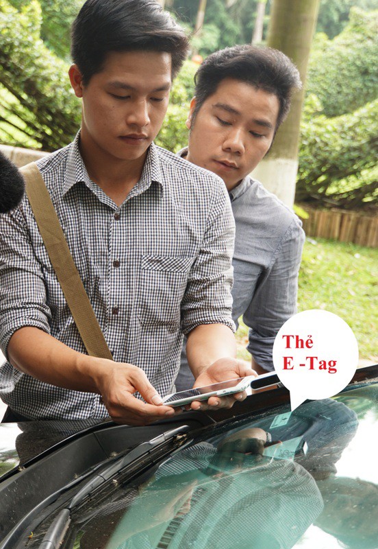 Bắt đầu dán thẻ thu phí không dừng cho ô tô ảnh 2