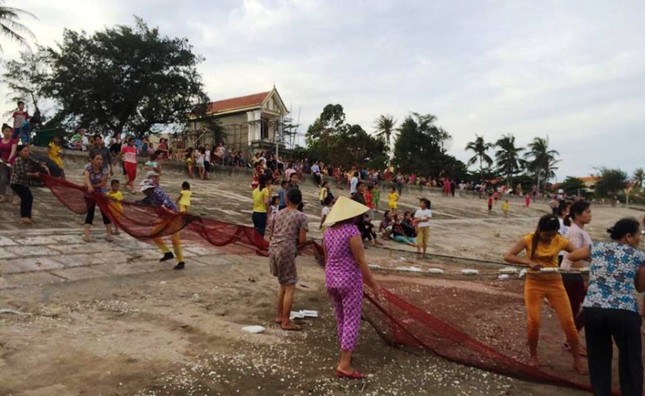 Cả làng dùng lưới tìm học sinh chết đuối dưới biển ảnh 1